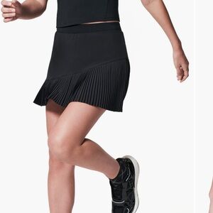 Spanx Yes Pleats Skort Size Medium color black